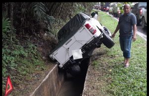 Lelaki Cedera, Lori Dan Hilux Terbabas Akibat Jalan Licin