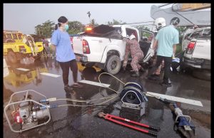 Dua Kereta Pacuan Empat Roda Bertembung Trailer di Papar