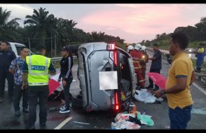 2 Maut, 4 Cedera, Perodua Aruz Terbabas Sendiri Dan Terbalik Di Jalan Bukit Garam