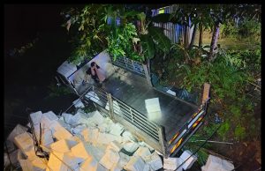Lori 9 Tan Terbabas Sendiri Dan Jatuh Dalam Longkang