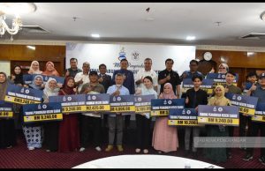 21 Pelajar IPTA, IPTS Terima Bantuan TPNS Arifin