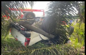 Pemandu Hilux Maut, Kereta Terbabas Sendiri, Langgar Tiang Elektrik Dan Terbalik di Jalan Menumbok – Kuala Penyu