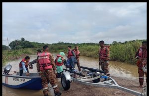 Bomba Bantu Hantar Empat Pelajar SPM Terjejas Banjir Di Beluran
