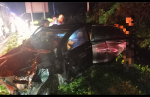 Wanita Cedera, Perodua Bezza Dipandu Terbabas Masuk Parit