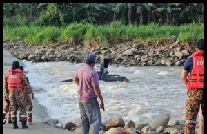 Toyota Vigo Hanyut Oleh Arus Deras Ketika Cuba Menyeberang Sungai