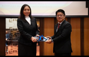 Ewon Dahului 10 Penerima Anugerah Jaksa Pendamai Mengangkat Sumpah