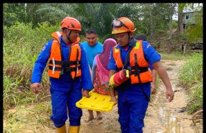 APM Bantu Hantar Wanita Lumpuh Terjejas Banjir Ke Hospital Beaufort, Perlu Dialisis Buah Pinggang