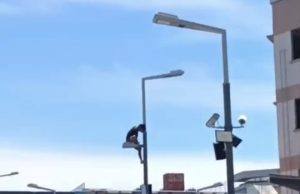 Bomba Selamatkan Lelaki Cuba Bunuh Diri di Tiang Lampu Sembulan