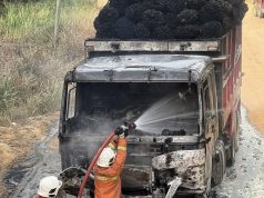 Lori Muatan Kelapa Sawit Terbakar di Jalan Ansip, Keningau